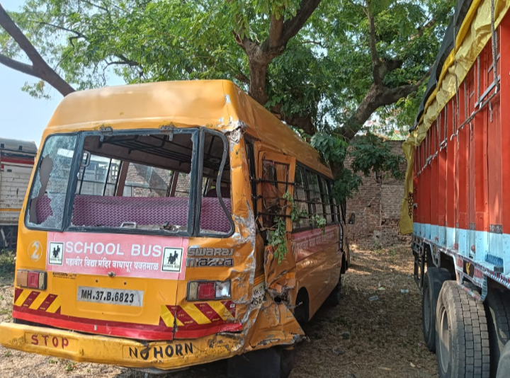 Read more about the article ट्रक व स्कूल बस चा भीषण अपघातात चार जण ठार दहा जण जखमी