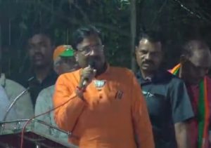 Read more about the article गुंडाराज ,माफियाराज विरुध्द विकास , भर पावसात सभेला उसळली प्रचंड गर्दी