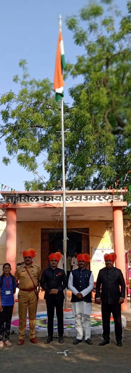 Read more about the article महाराष्ट्र दिनानिमित्त तहसिल कार्यालयात  मा.आमदार नामदेवरावजी ससाने यांच्या हस्ते ध्वजारोहण