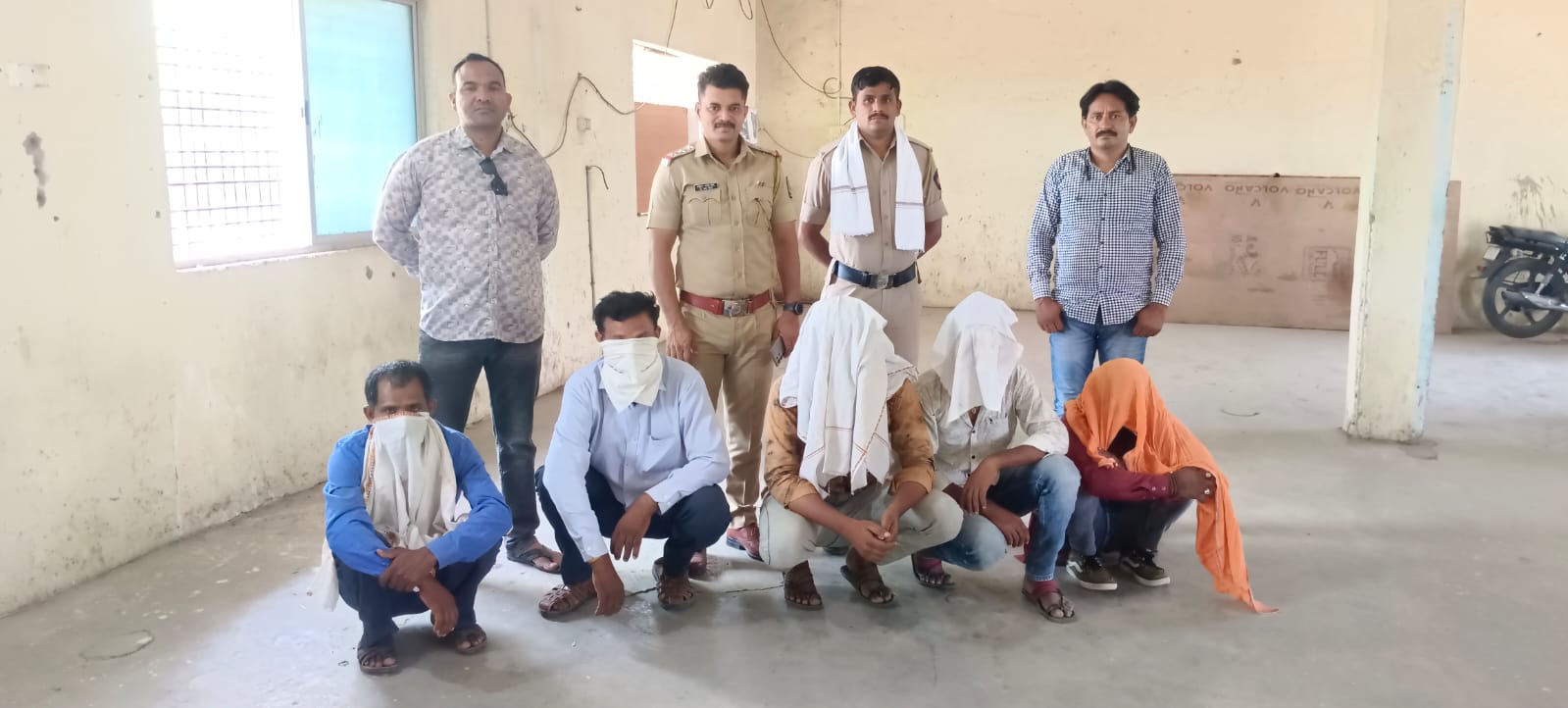 Read more about the article गुप्तधन शोधणाऱ्या टोळीला पोलिसांनी घेतले ताब्यात