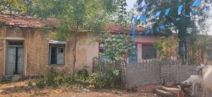 Read more about the article <em>घरे बांधून देणाऱ्या पंचायत समिती कर्मचाऱ्यांची निवासस्थाने देखभाल दुरुस्ती अभावी पडली ओस</em>