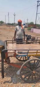 Read more about the article <em>पोटात भुकेचा गोळा अन वरून उन्हाचा पारा कसं जगाव हेच कळेना</em><br><em>रिक्षा चालकांनी मांडली व्यथा</em>