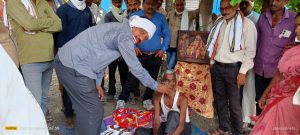 Read more about the article रावेरी येथे उपोषणकर्त्याचे उपोषनाची सांगता, (शेवटी रावेरी ग्रामपंचायत प्रशासनाने पोलिस बंदोबस्तात रहदारीचा रस्ता केला मोकळा)