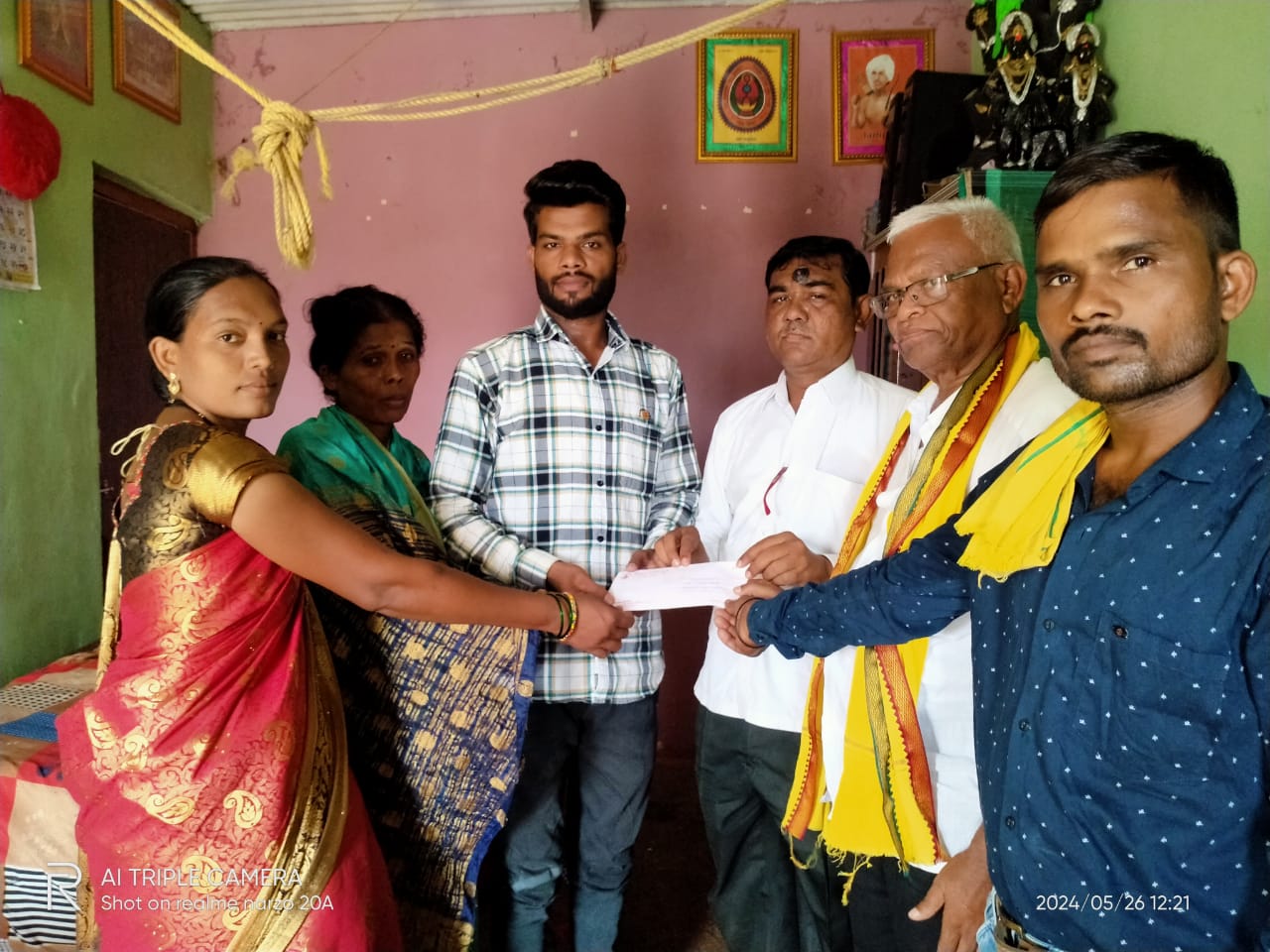 Read more about the article <em>गोंडवाना गणतंत्र पार्टी आणि ग्राम स्वराज्य महामंच यांनी दिव्यांग उमेश ला केली दहा हजार रुपयांची मदत – मधुसूदन कोवे गुरुजी</em>.