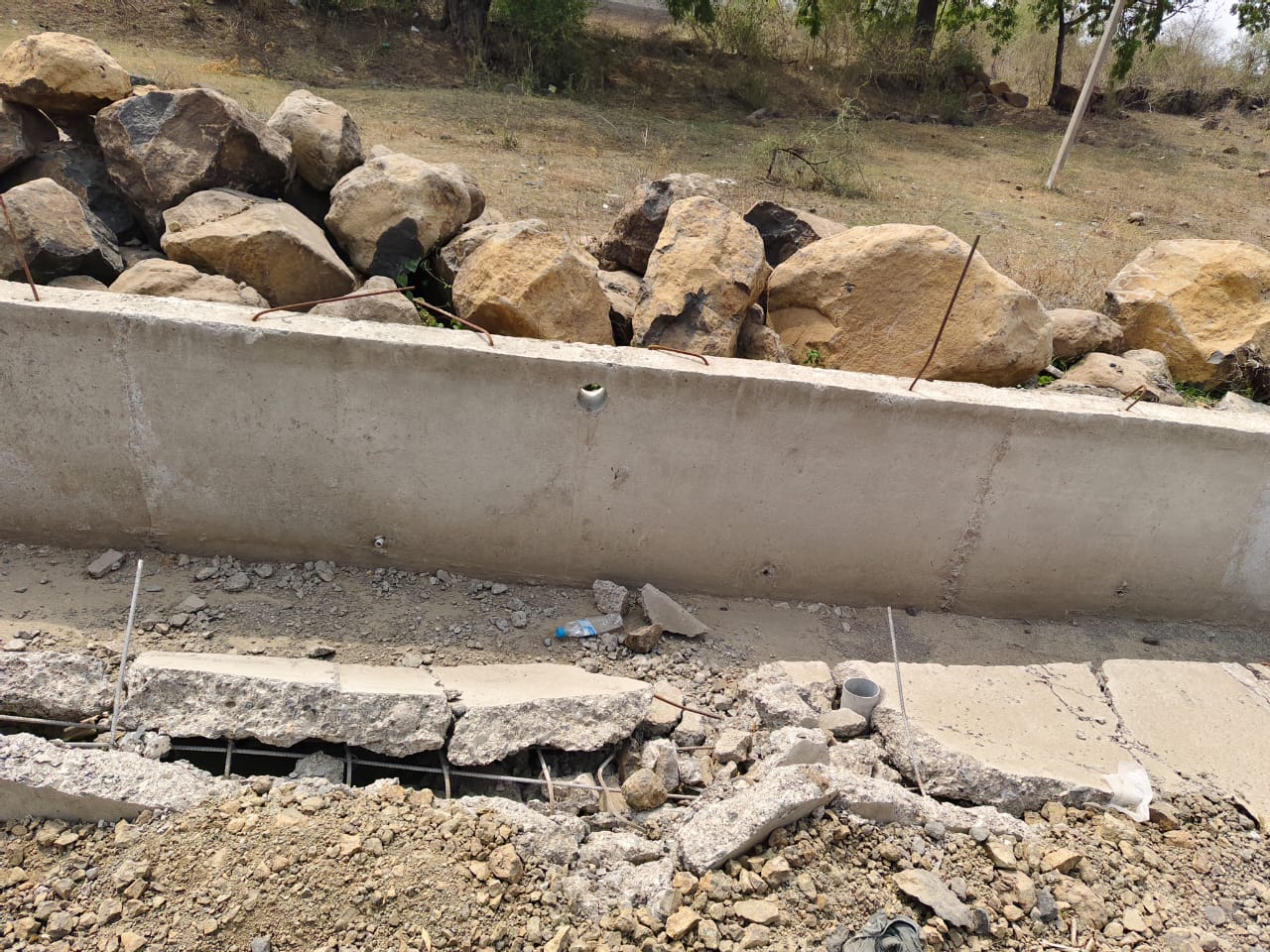 Read more about the article खैरी (चौरस्ता) ते खैरी गावात जाणाऱ्या रस्ता व नालीचे काम निकृष्ठ<br>(बांधकाम विभागाने संबंधित कंत्राटदारावर कारवाई करण्याची मनसेची मागणी)