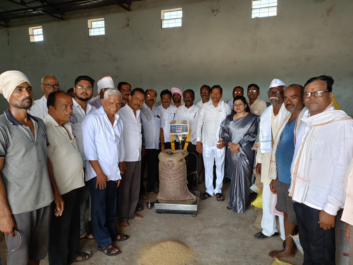 Read more about the article माजी शिक्षणमंत्री प्राध्यापक वसंत पुरके यांच्या हस्ते ज्वारी खरेदी केंद्राचे उद्घाटन