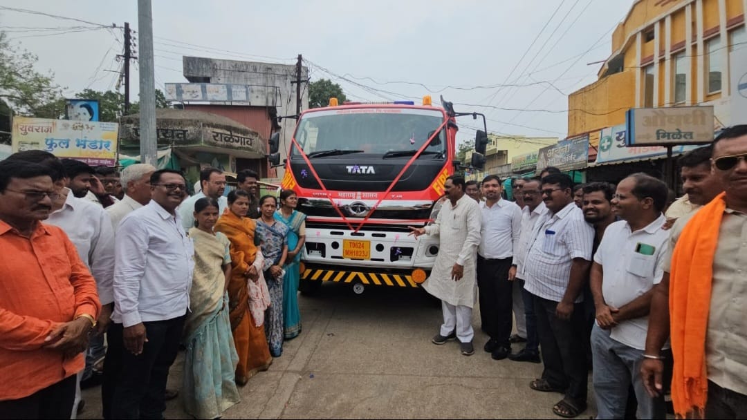 Read more about the article <em>अग्निशमन वाहन यंत्रांचा आमदारांच्या हस्ते लोकार्पण</em>