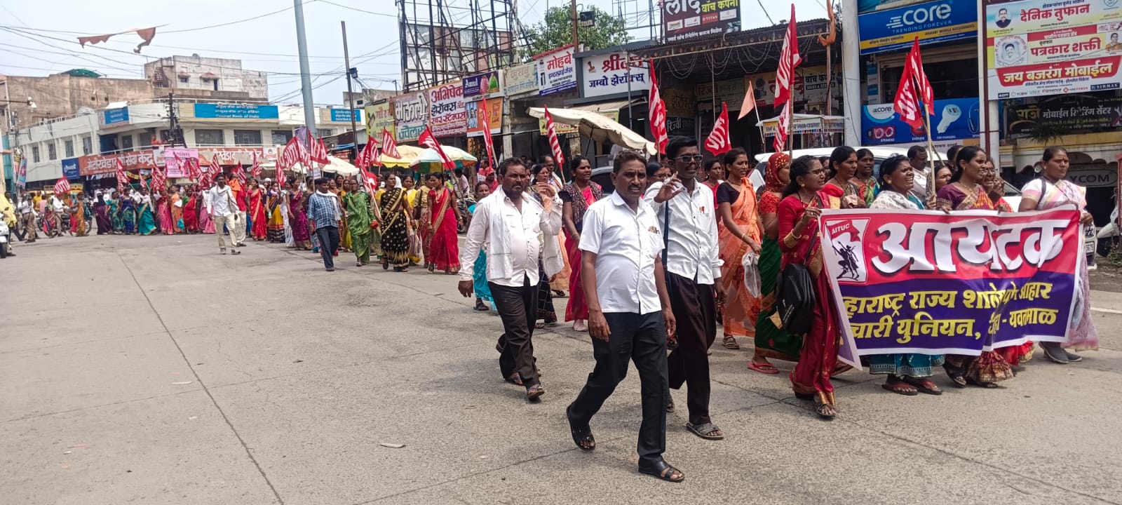 Read more about the article शालेय पोषण आहार कर्मचारी युनियनची जि.प.वर धडक, ( मानधनात वाढ करण्याची मागणी )