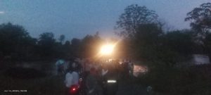 Read more about the article <em>पूल वाहून गेल्याने किन्ही आणि चाचोरा गावाचा संपर्क तुटला</em>