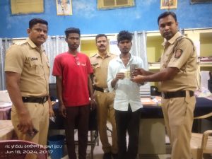 Read more about the article हिंगणघाट पोलिसांनी  इसमाचा हरवलेला मोबाईल व पैशांचा शोध घेऊन केले परत