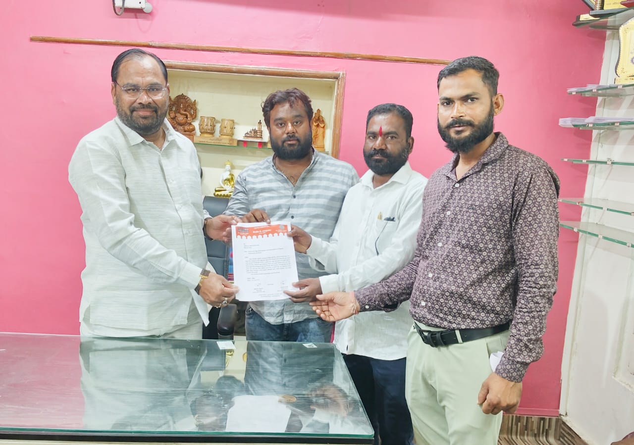 Read more about the article <em>घरावरून गेलेल्या विद्युत तारांची उपाययोजना करून वारंवार खंडीत होणारा विजपुरवठा तात्काळ सुरळीत करा</em>