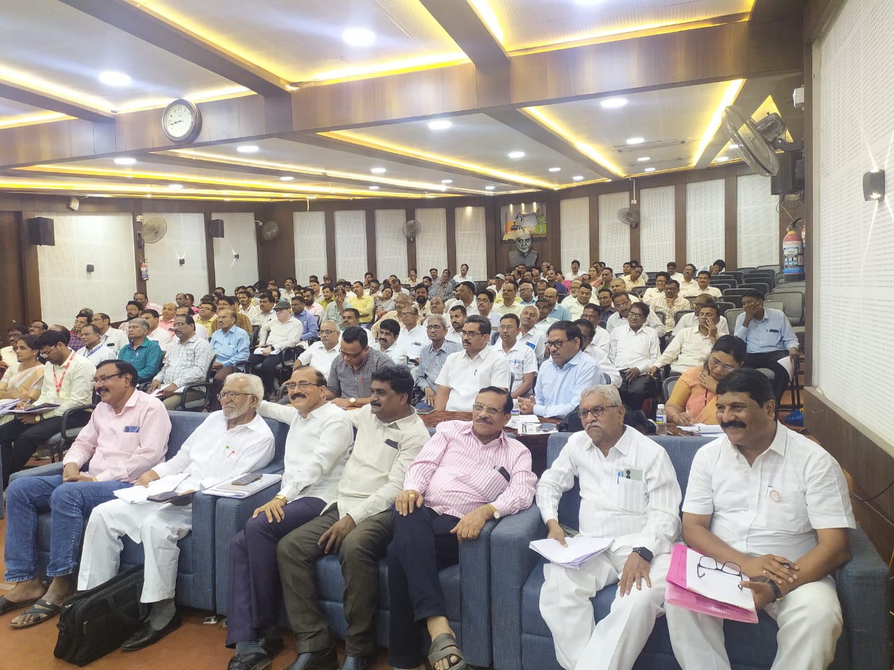 Read more about the article शिक्षक आमदार सुधाकरराव अडबाले यांनी अधिकाऱ्यांचा घेतला साडे आठ तास क्लास,विदर्भ माध्यमिक शिक्षक संघाची विभागीय तक्रार निवारण सभा अमरावती येथे संपन्न