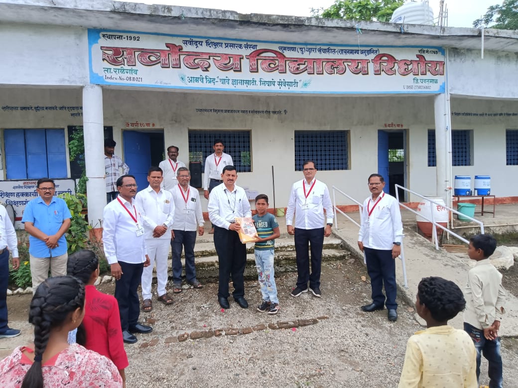 Read more about the article शाळेच्या पहिल्याच दिवशी उपशिक्षणाधिकारी गोडे यांची सर्वोदय विद्यालयाला भेट