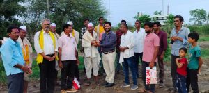 Read more about the article शेताच्या बांधावर शेतकऱ्यांचा सत्कार, <em>कृषी दिन व श्री.वसंतराव नाईक जयंती साजरी</em>.