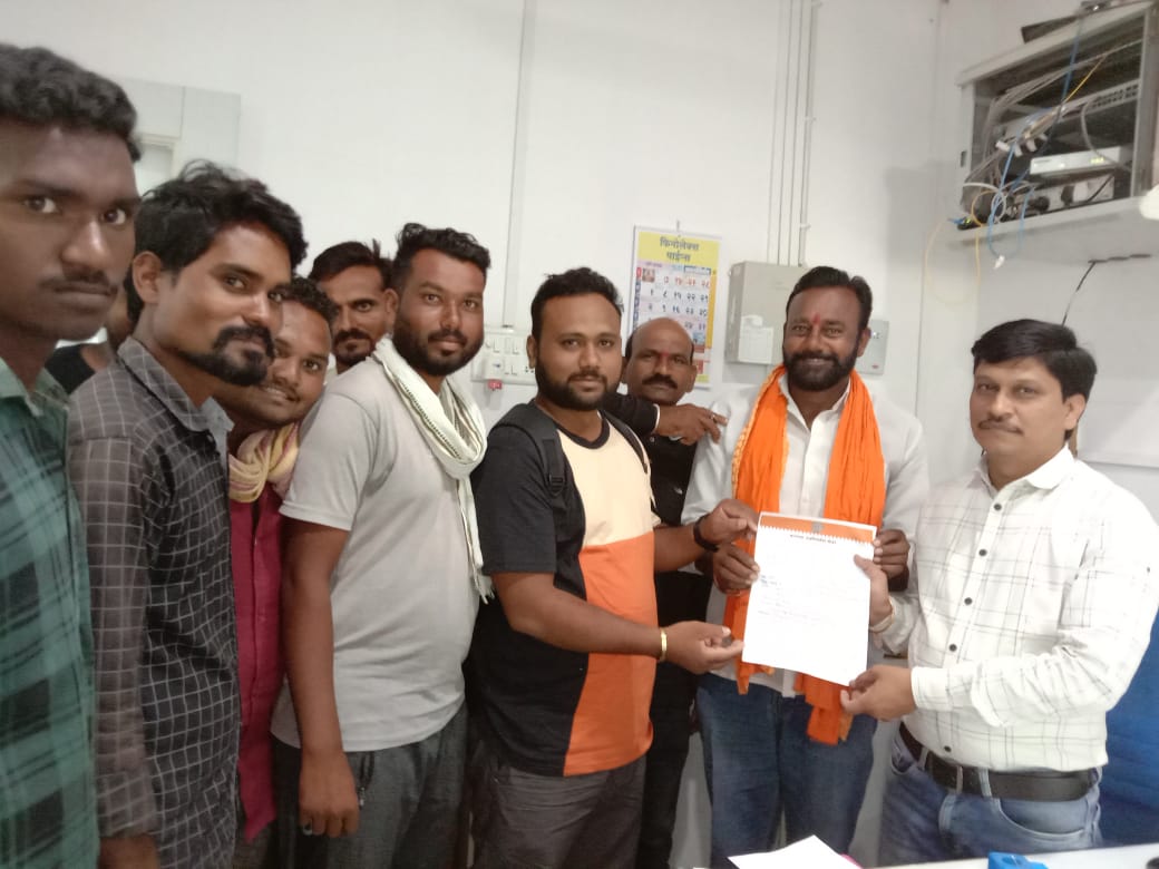 Read more about the article शेतकऱ्यांच्या प्रश्नाला वाचा फोडण्यासाठी जयंत कातरकर महाराष्ट्र नवनिर्माण शेतकरी सेना जिल्हाध्यक्ष धडकले निवेदन घेऊन बँकेवरती