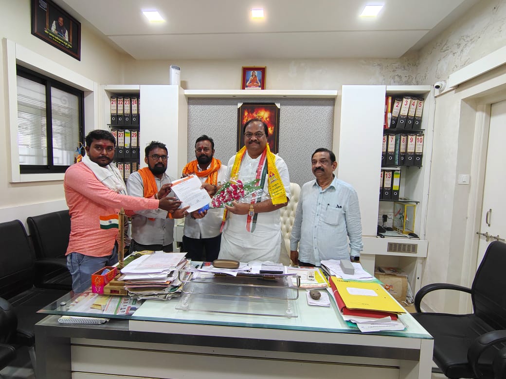 Read more about the article कारेगाव गावाचे पुनर्वसन करा. सामाजिक कार्यकर्ते अनिल नंदुरकर यांचे पुनर्वसन मंत्री अनिल पाटील यांना निवेदन