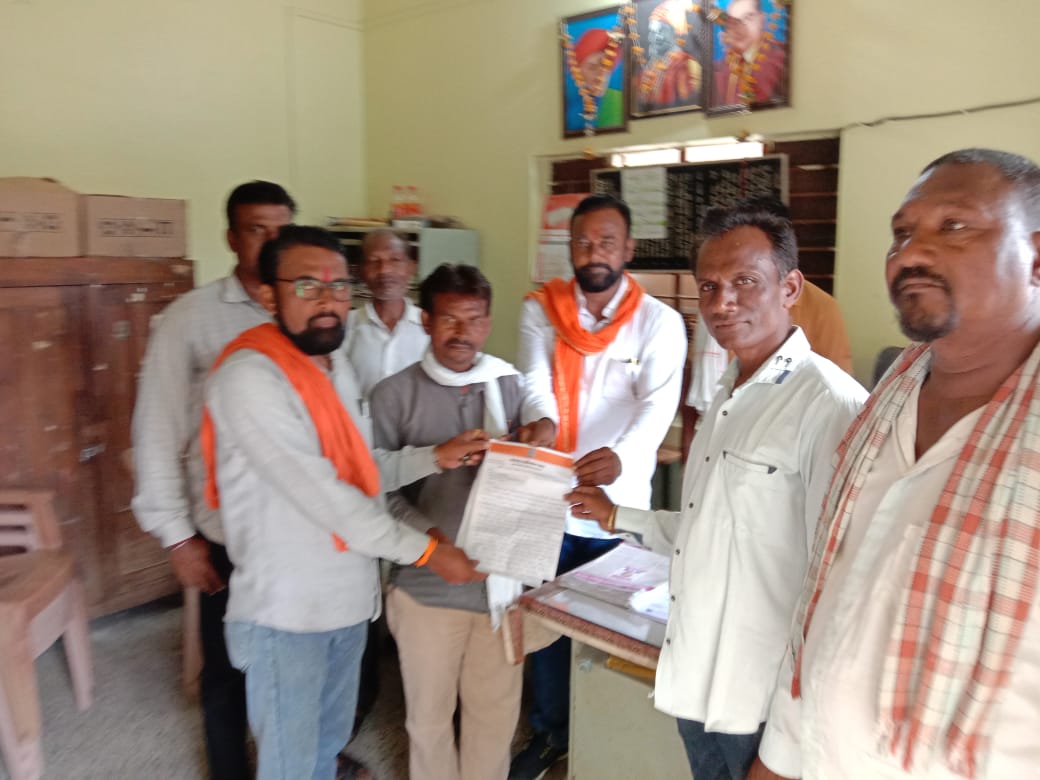 Read more about the article विद्युत त्रासामुळे कंटाळून मनसे शेतकरी सेना जिल्हाध्यक्ष जयंत कातरकर व शेतमजूर ग्राहकांनी एम एस ई बी पोहणा शाखा यांना निवेदन