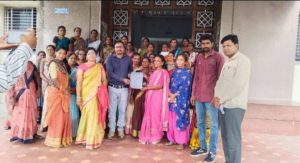 Read more about the article प्रलंबित मागण्या पूर्ण करण्यासंदर्भात तालुक्यातील महाराष्ट्र राज्य ग्रामीण जीवनोन्नती अभियान अंतर्गत उमेद महिलांचे  अधिकाऱ्यांना निवेदन