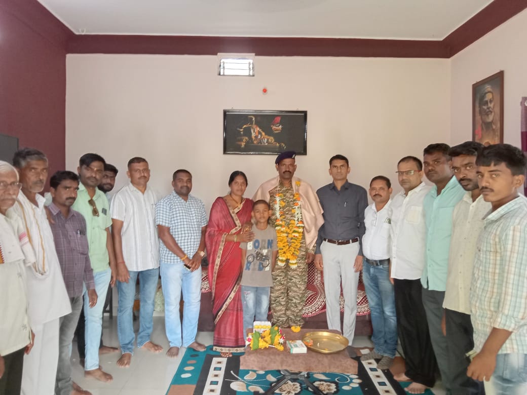 Read more about the article जळका येथील सेवानिवृत्त सैनिक शंकर सायसे यांचा सत्कार