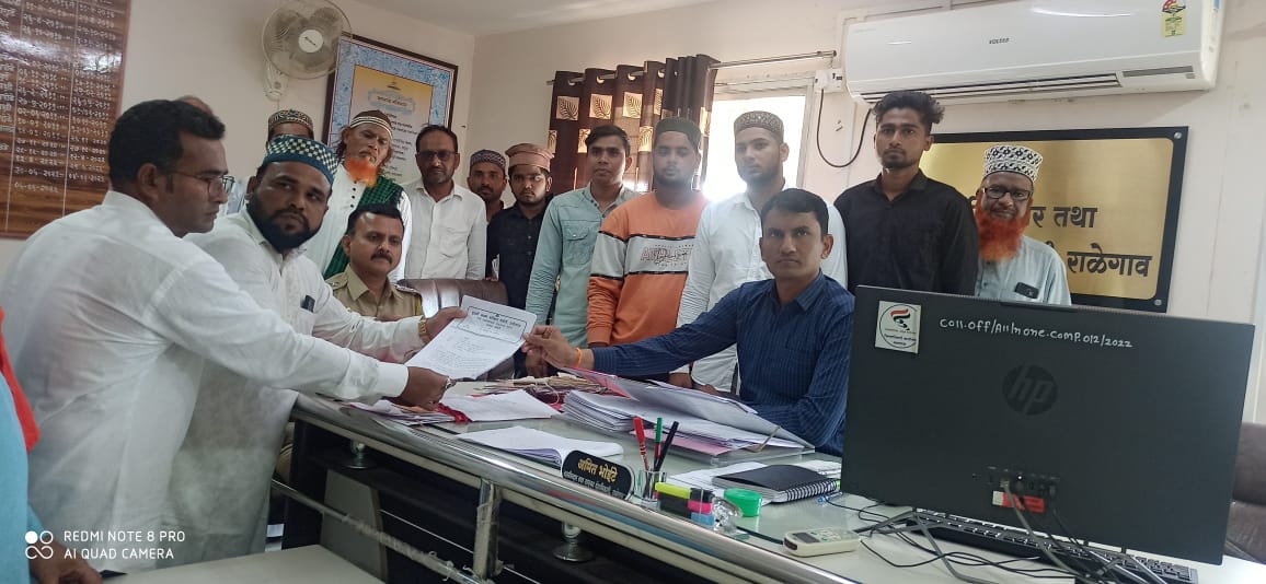 Read more about the article गजापुर (शहागड) येथील मज्जित व दर्गा या धार्मिक स्थळावर दगडफेक करणाऱ्यावर कार्यवाई करा: तहसीलदार राळेगाव यांच्या मार्फत महाराष्ट्रचे मा.मुख्यमंत्री यांना निवेदन सादर