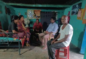 Read more about the article शेतकरी आत्महत्याग्रस्त कुटुंबाची राहूल मेश्राम यांनी भेट घेत  सांत्वन केले, बहिणीच्या शिक्षणात मदत करण्याचे दिले आश्वासन