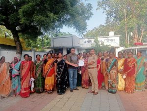 Read more about the article आष्टा<em> येथील अवैध दारू विक्री कायमस्वरूपी बंद करा</em><br>(महिलांची पो. स्टे. वर धडक, कारवाई करण्याची मागणी )