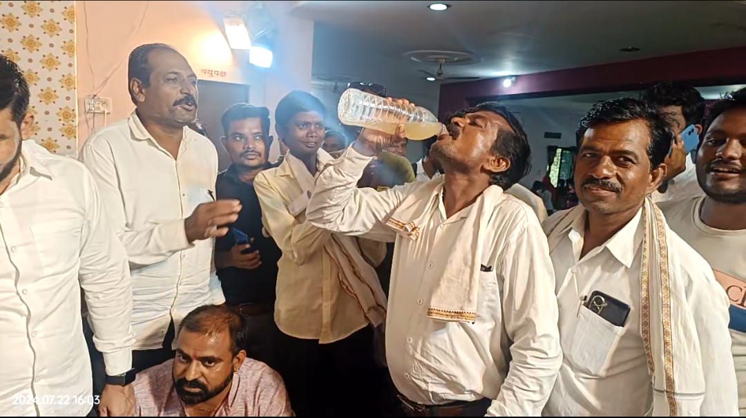 Read more about the article आमदार अशोकराव उईके साहेब घ्या न हो एकच घोट दुषीत पाण्याचा,आम्ही पितो तुम्ही का नाही पीत नाही ?