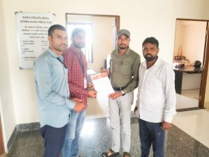 Read more about the article <em>बोर्डा बोरकर ते बोर्डा झूल्लूरवार मार्गावर असलेल्या नाल्यावरील पूलाकाठाला पडलेले खड्डे तात्काळ दुरुस्त करा- आशिष नैताम</em>