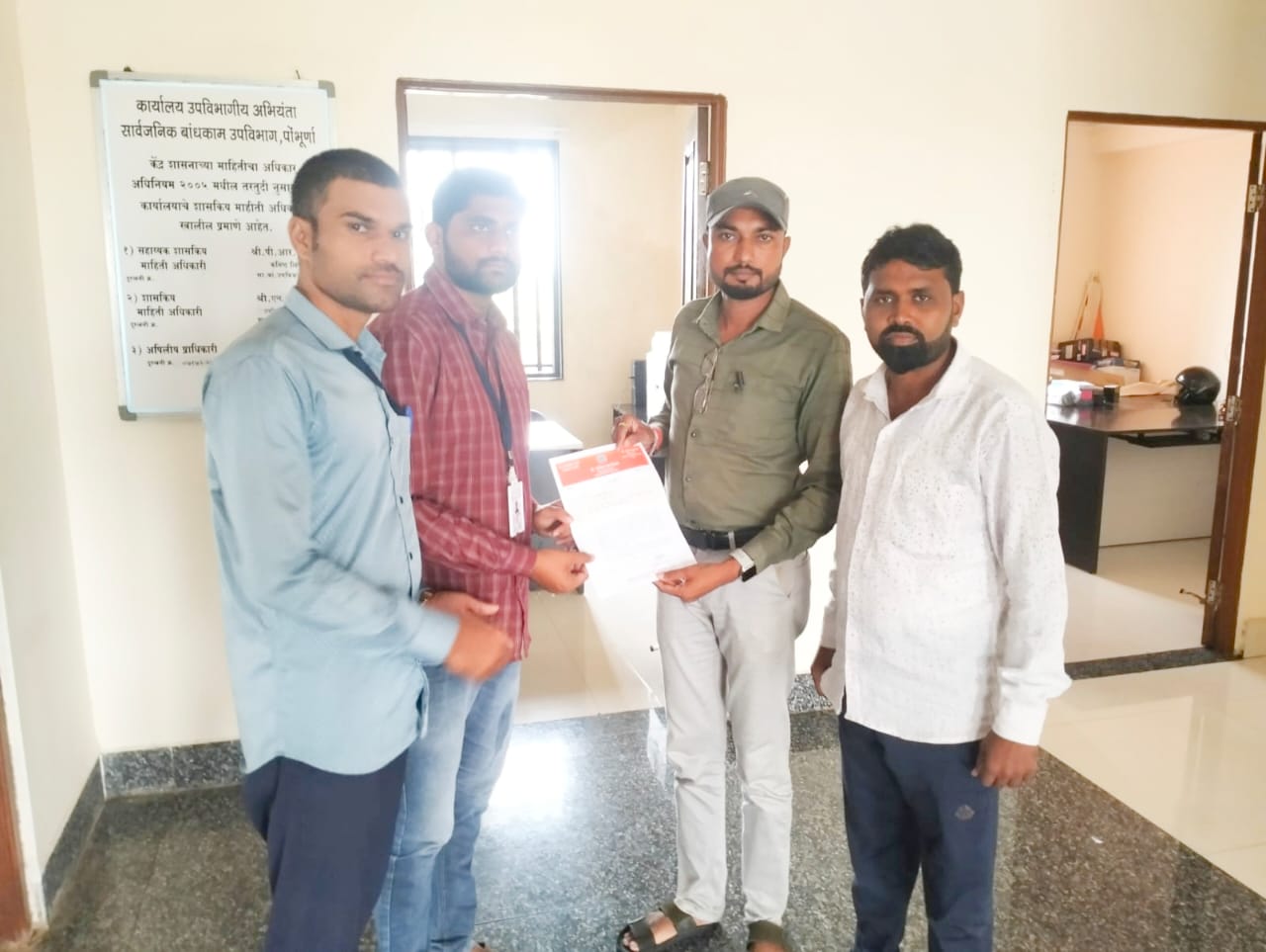 Read more about the article <em>बोर्डा बोरकर ते बोर्डा झूल्लूरवार मार्गावर असलेल्या नाल्यावरील पूलाकाठाला पडलेले खड्डे तात्काळ दुरुस्त करा- आशिष नैताम</em>