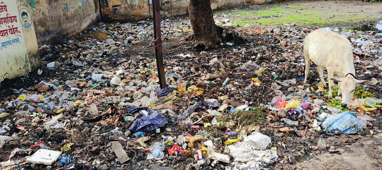 Read more about the article <em>फुलसावंगी आरोग्य केंद्र घाणीच्या विळख्यात</em><br>▪️ <em>आरोग्य विभागाचे व ग्राम पंचायत चे दुर्लक्ष</em>