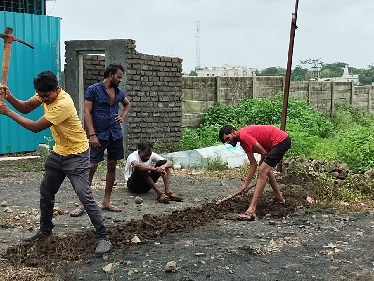 Read more about the article ओम नमो नगर डी मार्ट जवळ. वडगाव येथे नगरपालिकेने टाकलेला मुरूम पावसामुळे केला वाहून