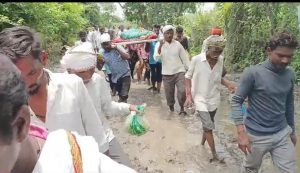 Read more about the article अकोली येथे स्मशान भूमीमध्ये मृतदेह नेत असताना चिखलामुळे भोगाव्या लागतात मरन यातना