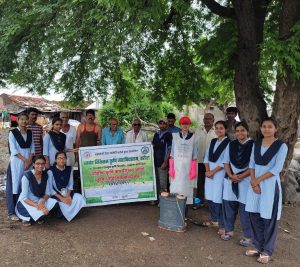 Read more about the article कीटकनाशक फवारणीसाठी पीपीई किटचा सुरक्षित वापराबाबत कृषिकन्यांचे मार्गदर्शन