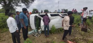 Read more about the article शाळकरी विद्यार्थ्यांच्या गाडीचा अपघात एक गंभीर  तर तीन किरकोळ जखमी