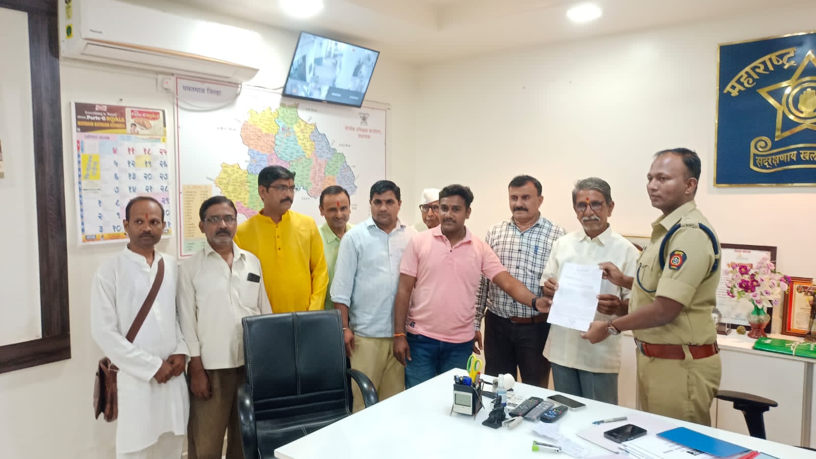 Read more about the article राष्ट्रध्वजाचा अवमान रोखण्यासाठी कायदेशीर कारवाई करा :हिंदु जनजागृती समितीचे जिल्हाधिकारी, पोलीस अधीक्षक यांना निवेदन सादर