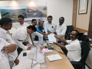 Read more about the article <em>रास्त दुकानातील ऑफलाइन पद्धतीने धान्य वाटप करण्यात यावे याकरिता सरपंच संघटनेचे जिल्हाधिकाऱ्यांना निवेदन</em>