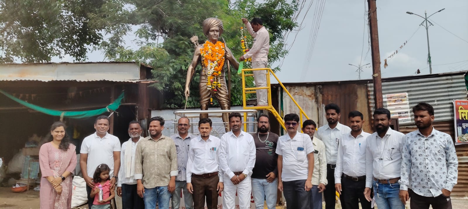 Read more about the article <em>वंचित बहुजन आघाडी राळेगाव तर्फे जागतिक आदिवासी दिवस साजरा</em>