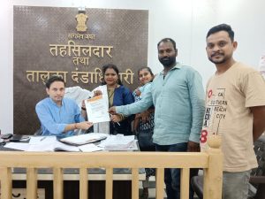 Read more about the article बल्लारपूर बामणी ते येनबोडी महामार्गावर पडलेले खड्डे तात्काळ दुरस्त करा- मनसे महिला सेना कल्पणा पोतर्लावार