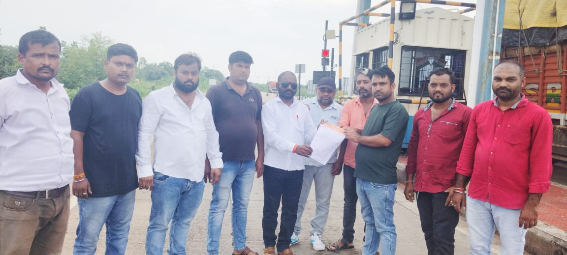 Read more about the article टोलनाक्यावर दुचाकी वाहनाकरीता रस्ता उपलब्ध करून देऊन ठिकठिकानी पडलेले खड्डे तात्काळ दुरस्त करा,मनसेचे जिल्हासचिव किशोर मडगुलवार आणि मनविसे जिल्हा उपाध्यक्ष कुलदिप चंदनखेडे यांची निवेदनाद्वारे मागणी