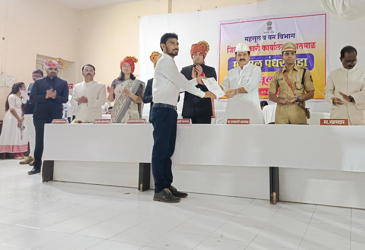 Read more about the article फुलसावंगी च्या वैद्यकीय अधिकाऱ्यांचा स्वातंत्र्यदिनी गौरव, एका वर्षात 225 प्रसूती करून जिल्ह्यात ठरले प्रथम