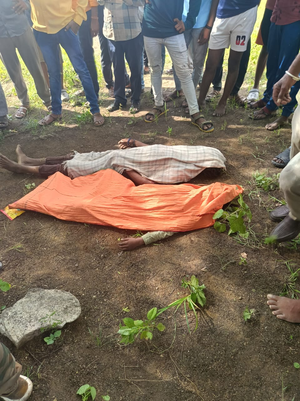 Read more about the article दुर्दैवी घटनेने मेट गावावर शोककळा : रानडुकराच्या कळपामुळे बैलगाडी थेट तलावात   , तलावात बुडुन बापलेकाचा मृत्यू