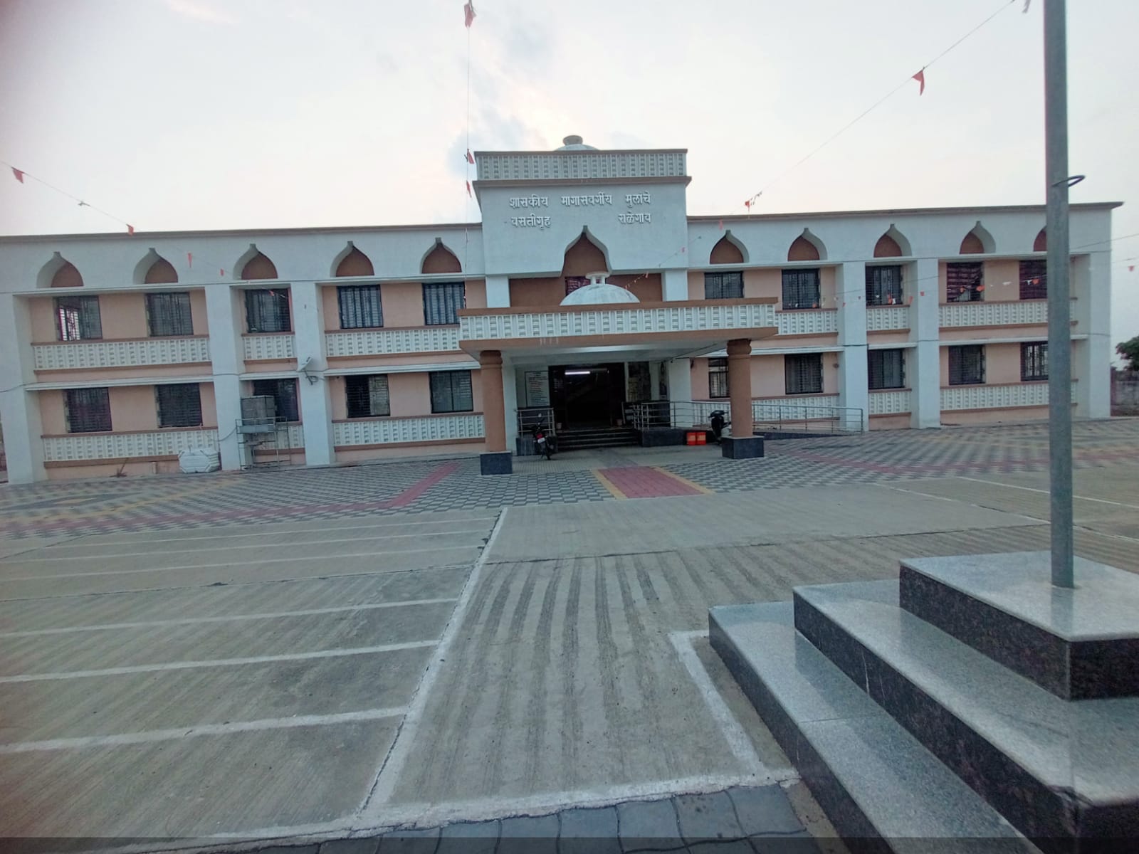 Read more about the article मागासवर्गीय मुलांचे शासकीय वस्तीगृहातील विद्यार्थ्यांना सोसाव्या लागतात मरण यात्रा