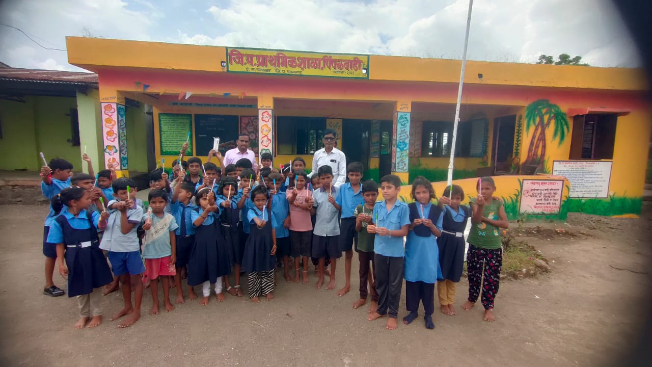 Read more about the article जि . प . मराठी प्राथमिक शाळा पिंपळवाडी येथील शिक्षक श्रीधर नरवाडे यांनी शैक्षणिक साहित्य वाटप करून केला वाढदिवस साजरा