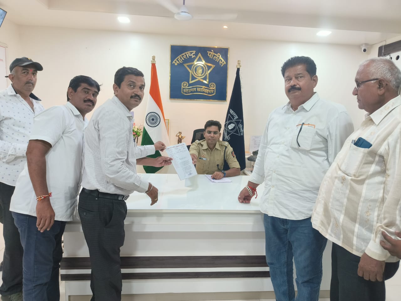 Read more about the article बाभुळगाव तालुक्यातील खर्डा गवंडी येथील सरपंच व नागरिकांवर रेतीमाफीयांचा हल्ला