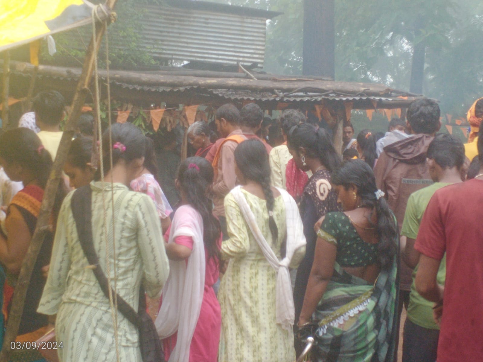 Read more about the article मन्याळी येथील माळावरच्या महादेवाला भर पावसात भाविकांची गर्दी