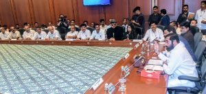 Read more about the article एसटी कर्मचाऱ्यांच्या मुळ वेतनामध्ये ६५०० रुपयांची वाढ<br><em>मुख्यमंत्री यांची घोषणा</em>