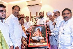 Read more about the article <em>मुख्यमंत्री एकनाथ शिंदे यांचे श्री चक्रधर स्वामीजींना जयंतीनिमित्त अभिवादन</em>