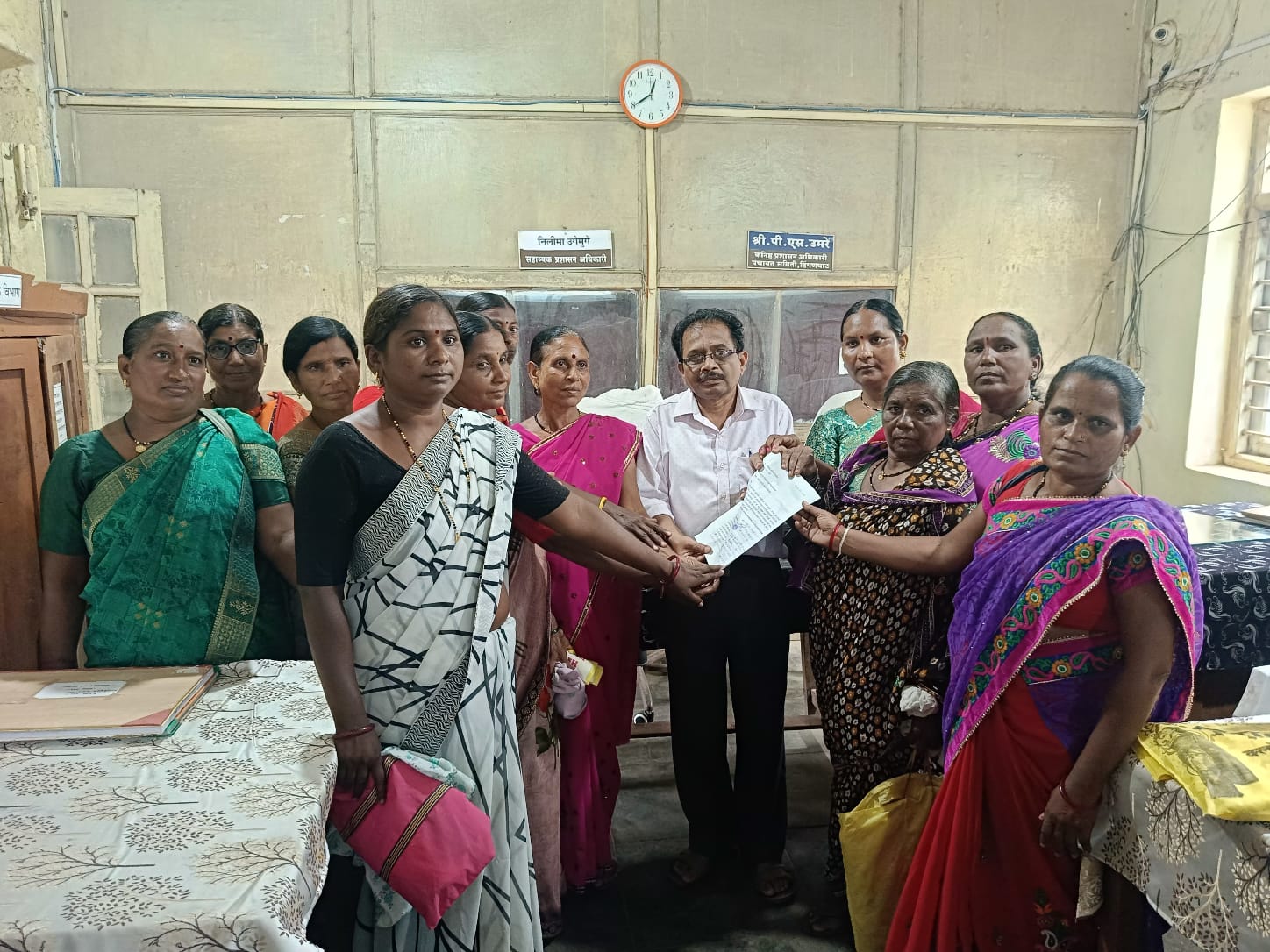 Read more about the article पारडी येथील गरजू नागरिक ५० वर्षांपासून घरकुलाच्या लाभापासून वंचित,गटविकास अधिकारी यांना निवेदन…