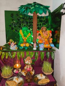 Read more about the article रिधोरा सर्वोदय विद्यालयाचे हरितसेना प्रभारी लोडे व त्यांच्या सुनबाई सौ गायत्री यांनी साकारला पर्यावरण पूरक गणपती