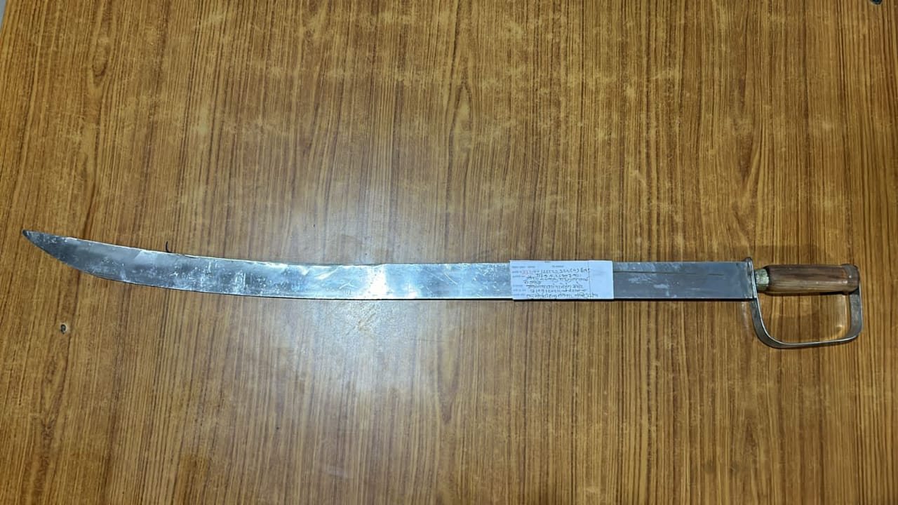 Read more about the article तलवारीने फोडल्या ट्रॅव्हल्स च्या काचा, तलवारीसह दोन आरोपीला पोलिसांनी केली अटक